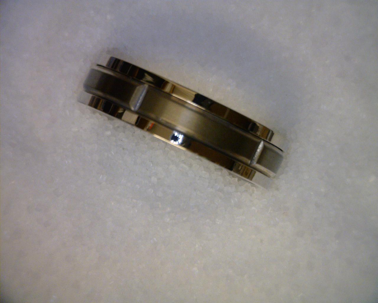 DOUBLE-EDGED WEDDER, TITANIUM AND 9CT WHITE GOLD